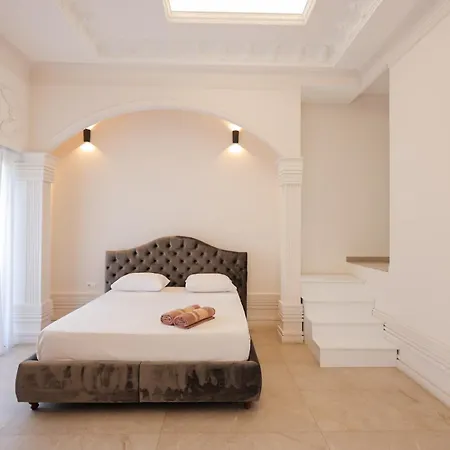 Villa Pool And Retreat
