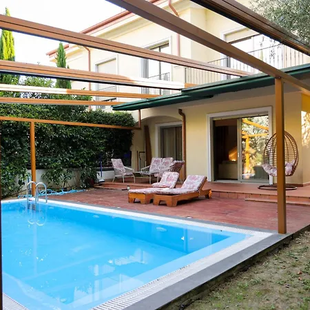 Pool And Retreat Villa *