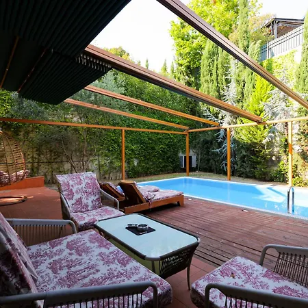 Villa Pool And Retreat