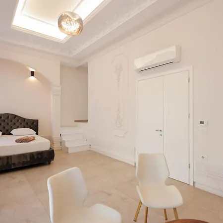 Villa Pool And Retreat